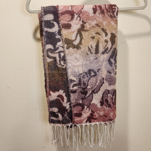 Steve Madden large Floral  scarf - Picture 6 of 11